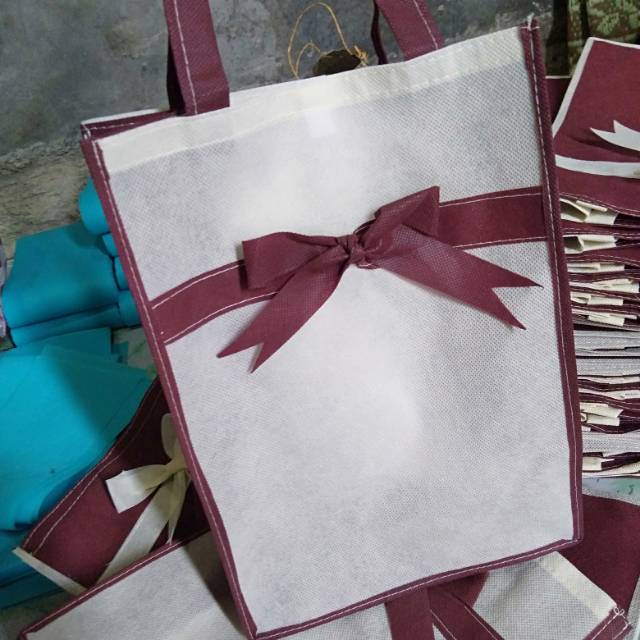 

tas hantaran /balen ukuran T :30 P: 20 L:10 tebal kombinasi warna..