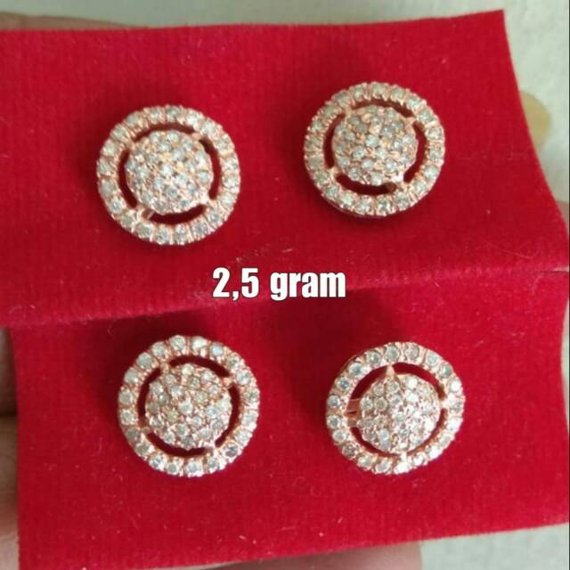 Berlian medan anting bulat.