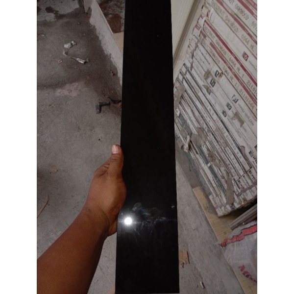 plint granit 10x60  hitam super black