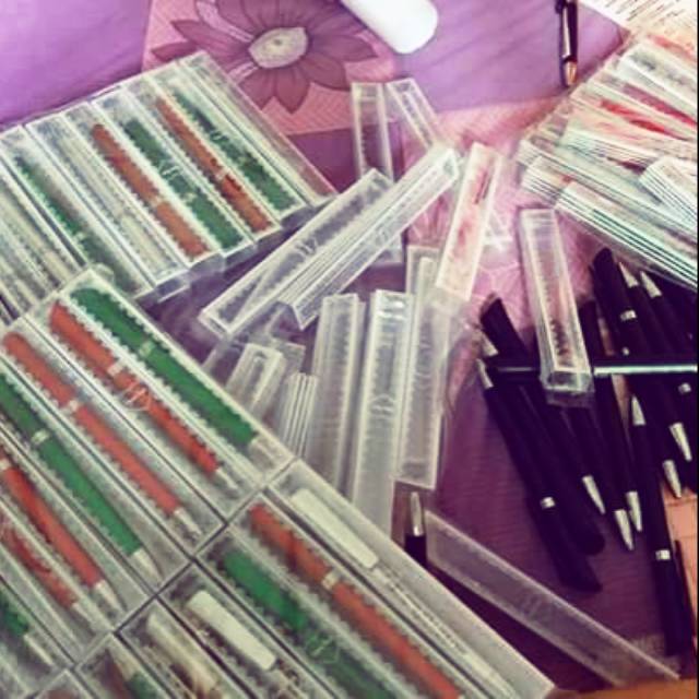 

Pulpen warna warni Souvenir pernikahan plus nama