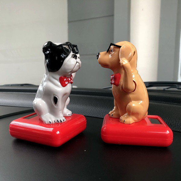 DOGGY ANJING KACA MATA SOLAR POWER Boneka Figure Miniatur Pajangan Mobil Goyang Kepala Shacking Head