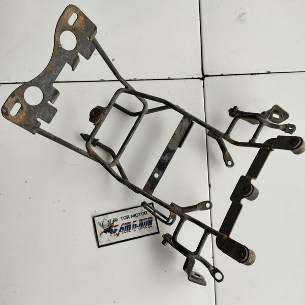 brecket breket besi dudukan cover head batok kepala lampu depan spedometer nopol original honda mega