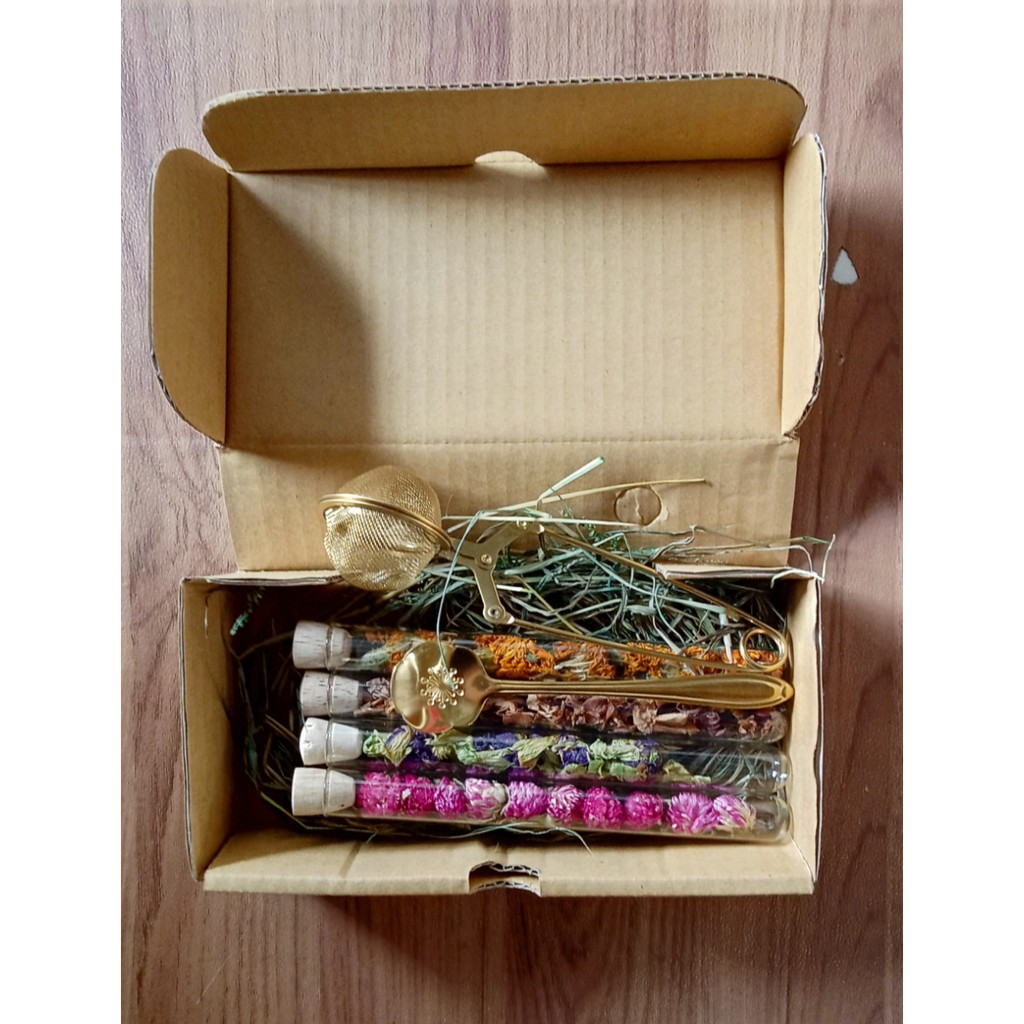 

Hampers / Package Gift Box Aesthetic With Dried Flowers - Kotak Ultah / Kado Bunga / Kotak Bunga