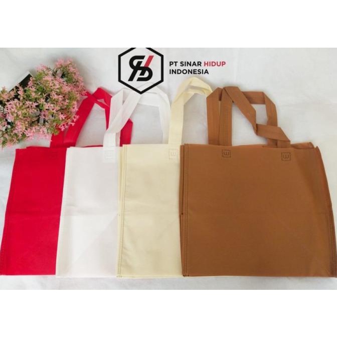 

Tas Kain Goodie Bag SPUNBOND Ukuran 32 x 27 x 26 cm (P x L x T)
