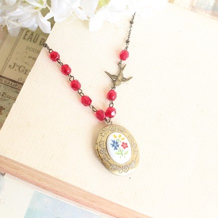 Eloise Vintage Style Flower Locket Necklace. Kalung Loket Bunga