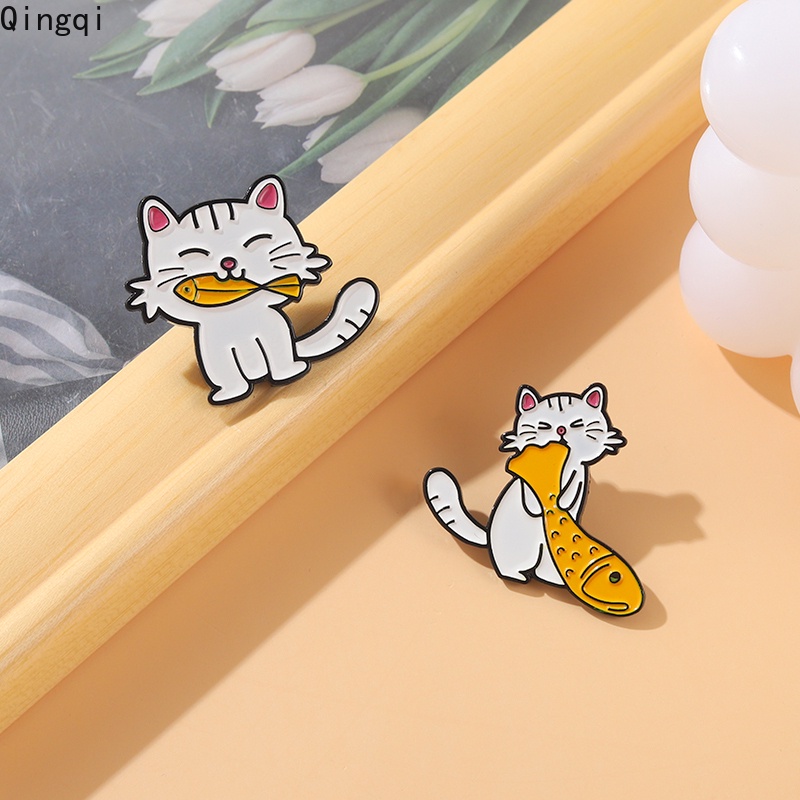Bros Pin Enamel Bentuk Kartun Kucing Makan Ikan Warna Putih Untuk Anak