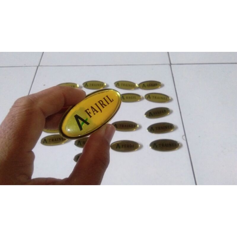 

gold nametag papan nama emas