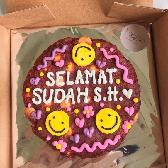 

Giant Cookie Cake: Snowie (Red Velvet White Chocolate)