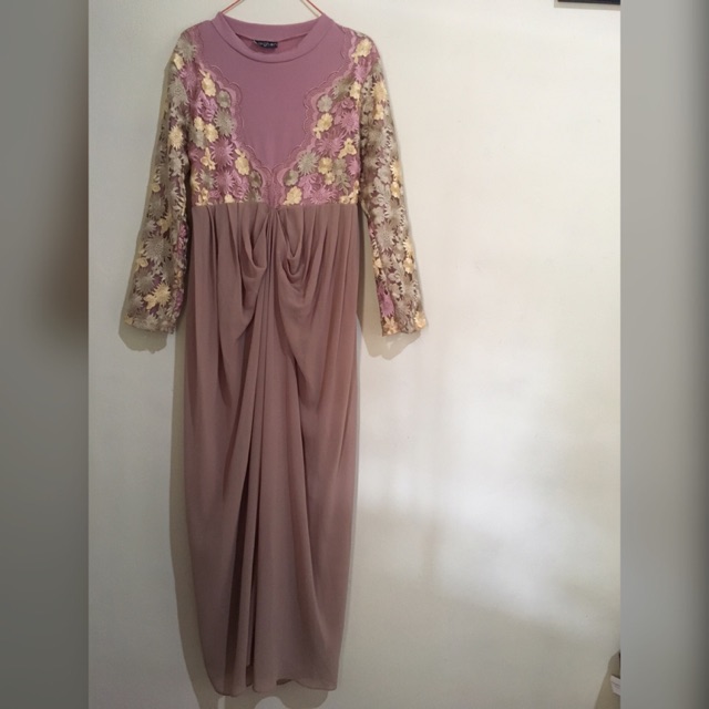 dress tile bunga timbul