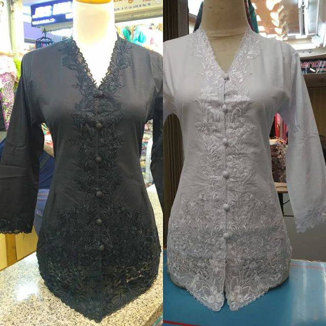 Kebaya hitam dan putih