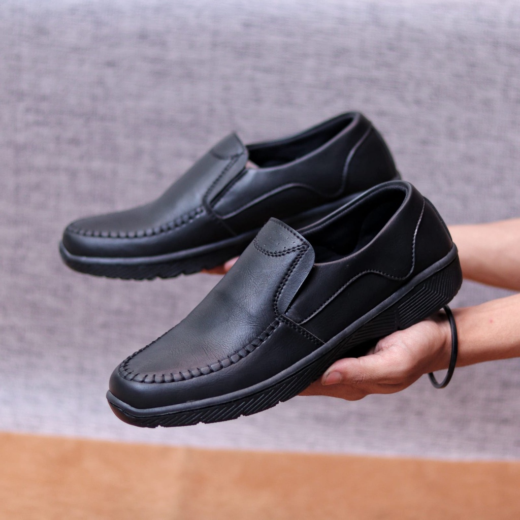 GOAT Sepatu Kasual Slip On Pria Hitam Semi Formal Sepatu Kulit Sintetik Kerja Kantor Kuliah Simple Murah Anti Slip