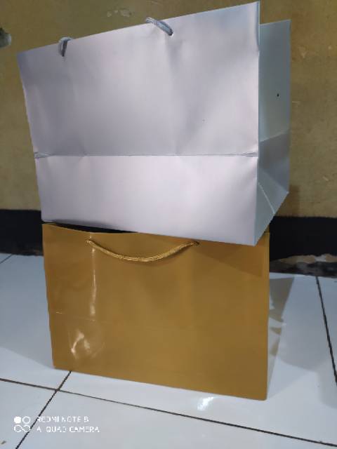 

Paper bag snak box/bronis bolu/bento terlaris dan murah isi 12 pcs gold/silver, bahan tebal