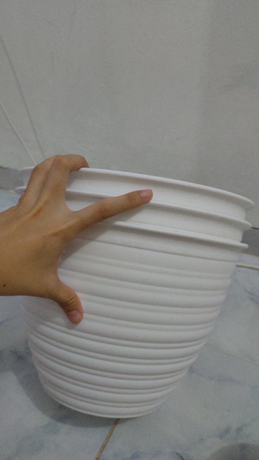 Pot Tawon 30 Cm Putih