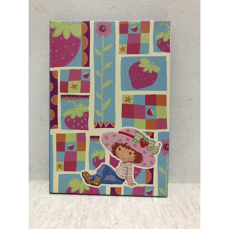 

BUKU TULIS (NOTEBOOK) STRAWBERRY SHORTCAKE ORIGINAL ISI 72 LBR UKURAN 14.5x1x21cm (PxT)