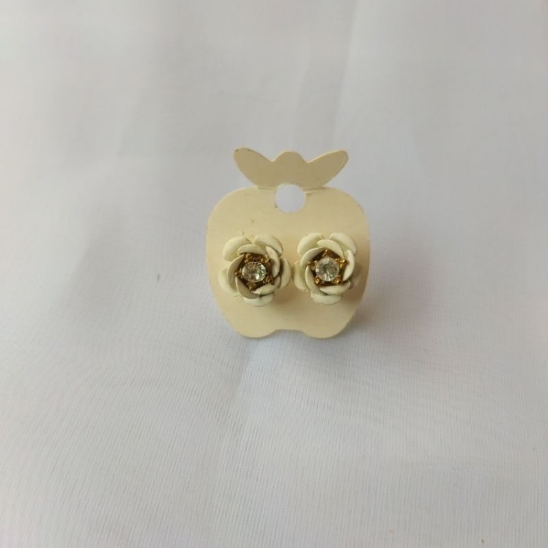 Anting Bunga Putih