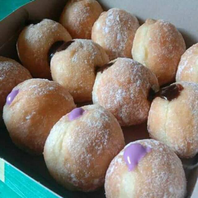 

Donat isi. Ada strawberry taro blueberry coklat milk green tea dan banana