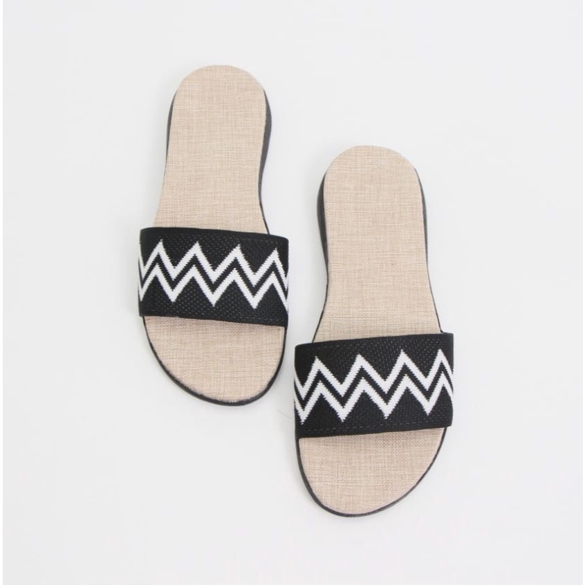 Arlaine- ZIG ZAG Flat Sandal