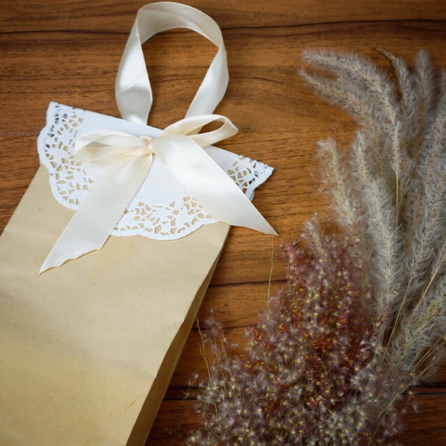 

Kantong kertas / kantong souvenir / bungkus souvenir / souvenir nikahan / pengajian / goodiebag