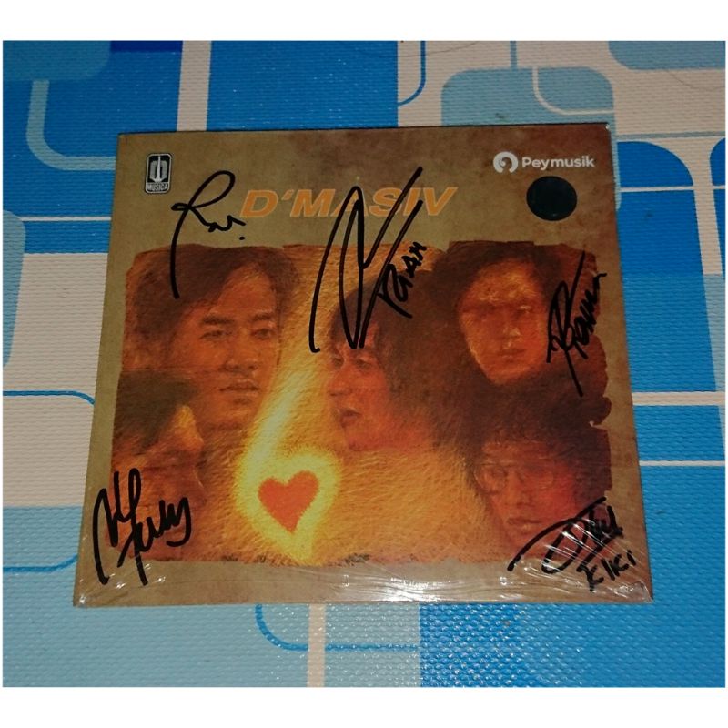 Cd D'masiv bertanda tangan personil asli