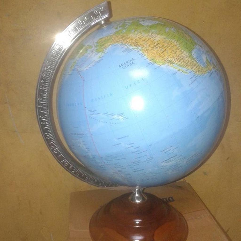 

globe bola dunia, D 30 cm, bahan fiber glass tnagkai besi dudukan kayu