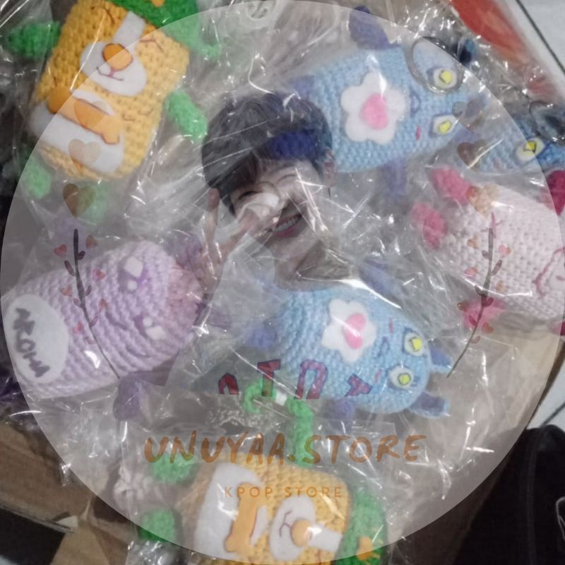 gantungan kunci roroha rajut