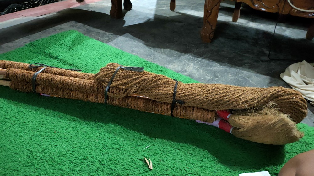 Sapu Sabut Kelapa Batang Bambu