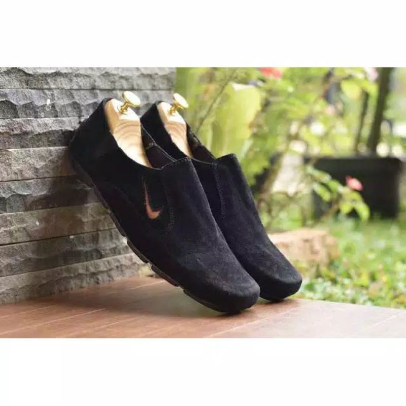 sepatu slip on pria