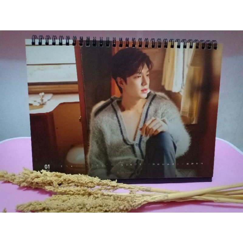 

Kalender Meja Lee Min Ho