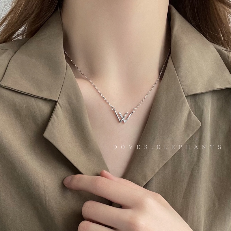 Gaya sederhana W huruf baja titanium kalung wanita in Trendi dingin temperamen kalung fashion merek