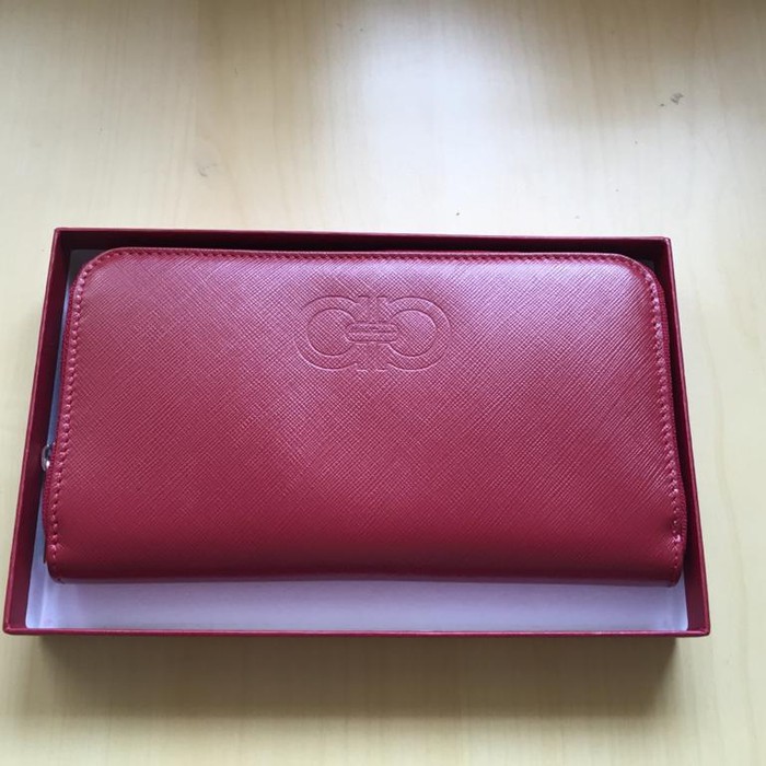 Salvatore Ferragamo Gancini Wallet Round Zipper
