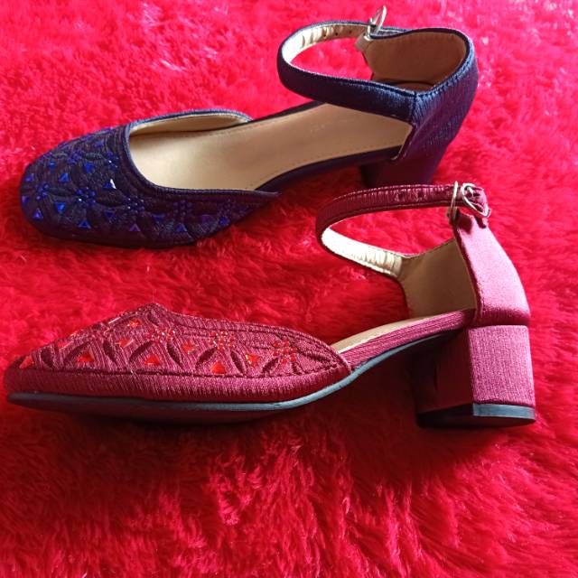 heels / Hak tahu / sandal kondangan depan tertutup yongki Komaladi