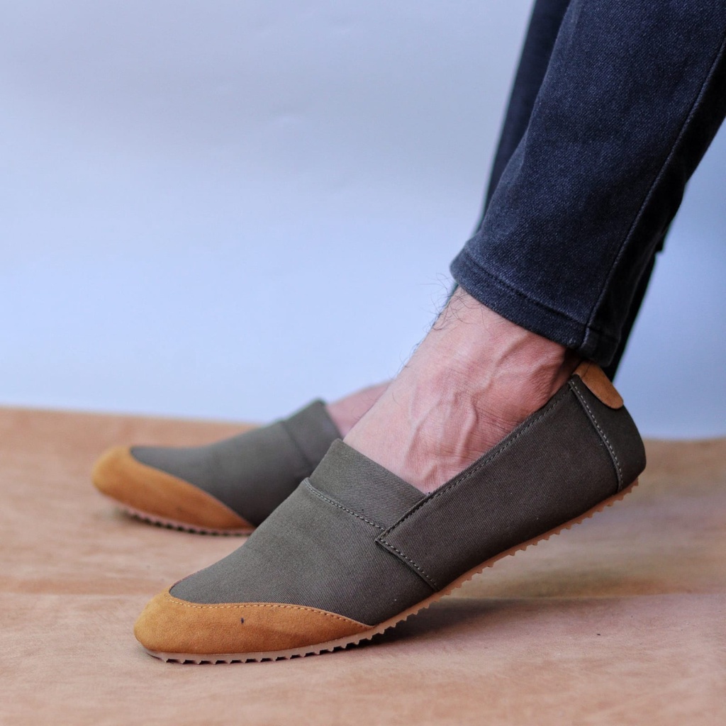 MOLK Sepatu Slip On Pria Kasual Sepatu Slop Pria Simple Anti slip Murah Main Gaya Hangout