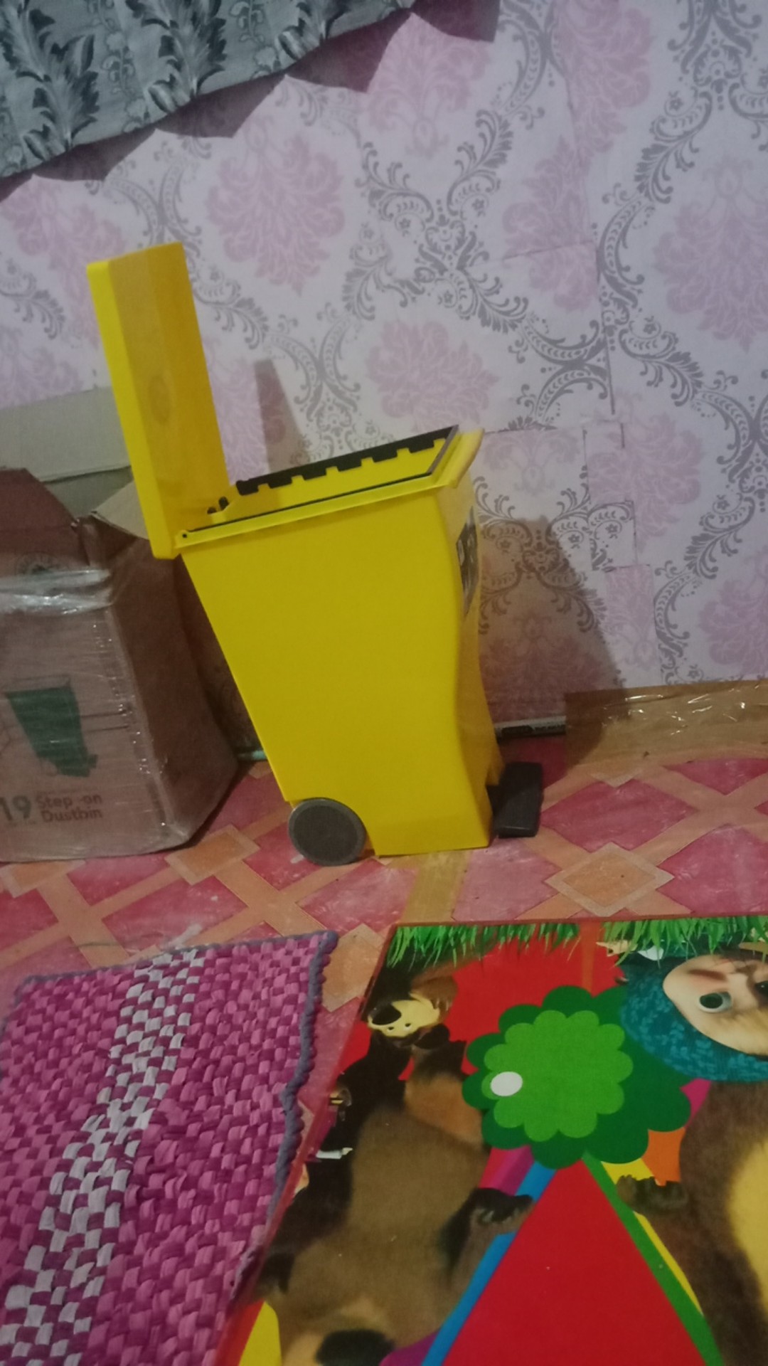 Tempat Sampah Injak Dengan Roda 19 Liter