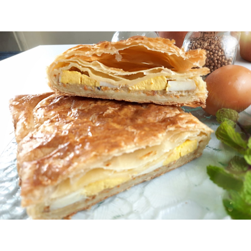 

CHICKPUFF puff pastry dgn rogut ayam telur keju. Fell the crispiness of pastry sheet ChicknPuff.