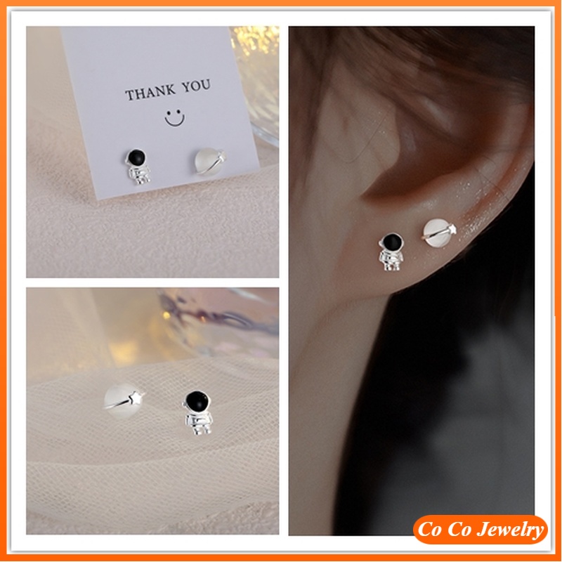 Anting Stud Asimetris Desain Planet Astronot Bahan S925 Silver Gaya Korea Untuk Wanita