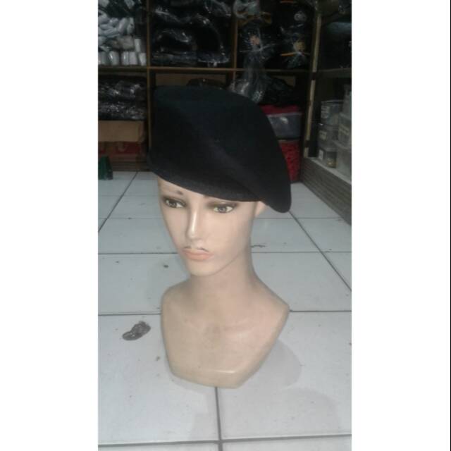 

Baret hitam merk onta/camel