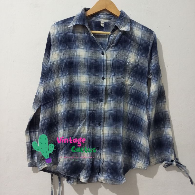 Preloved Blue Classic Plaid Flanel Blouse Shirt by Vanilla Hijab - Kemeja Wanita Garis Kotak Biru Do