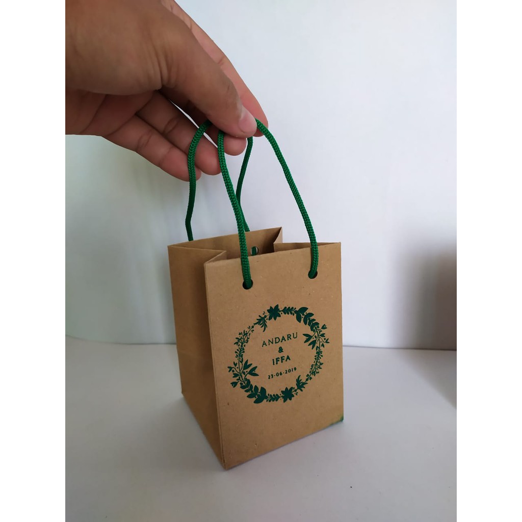 

Paperbag murah, promo, tas kertas, paperbag souvenir, bungkus souvenir, souvenir size P 8 L 8 T 11