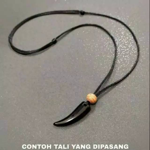 Kalung taring bandul bulat tali kalung satin china HITAM dan MERAH