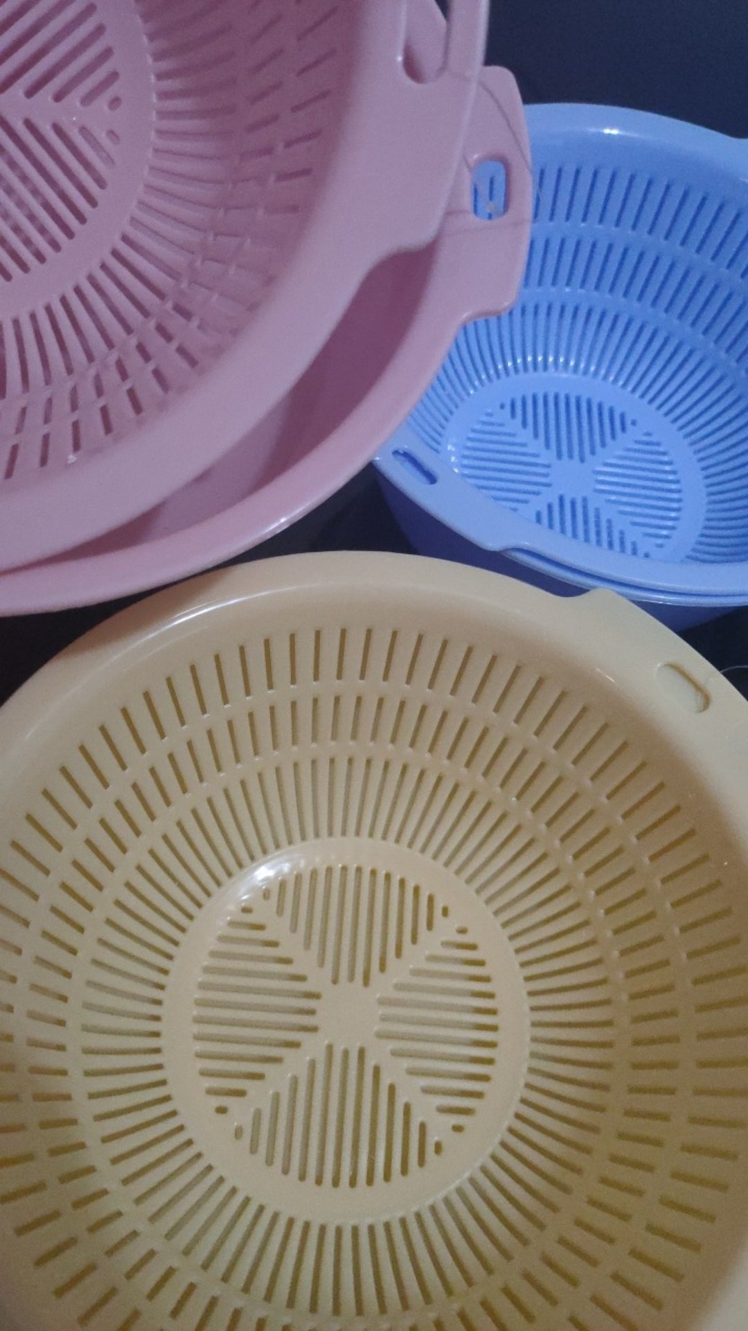 Yoshikawa Baskom Sayur Bulat Dengan Tirisan Diameter 21 Cm Isi 3 Set B082 Warna Random