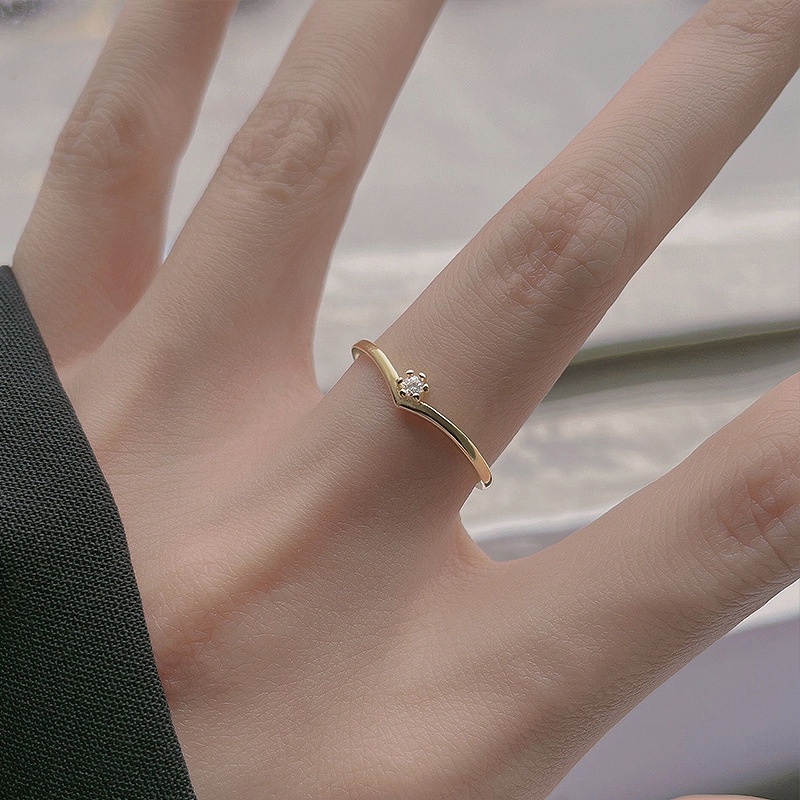 Cincin Lapis Emas 14K Bentuk V Aksen Berlian Kubik Zirkonia Untuk Pernikahan