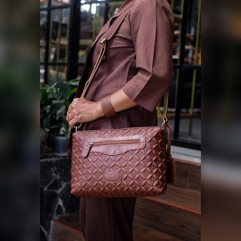 Tas Kulit Wanita Asli Sling Almira Tas Selempang Minimalis Kekinian Pull Up Leather