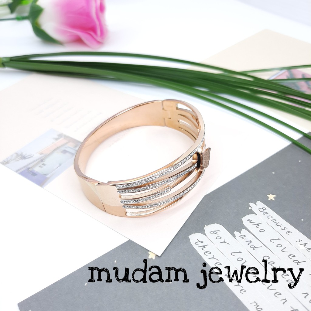 Gelang Bangle Titanium Desain Kupu-Kupu Dengan Taburan Diamond Artifisial Model Mewah