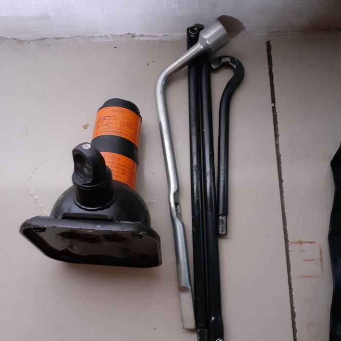 Dongkrak Mobil Toyota Innova