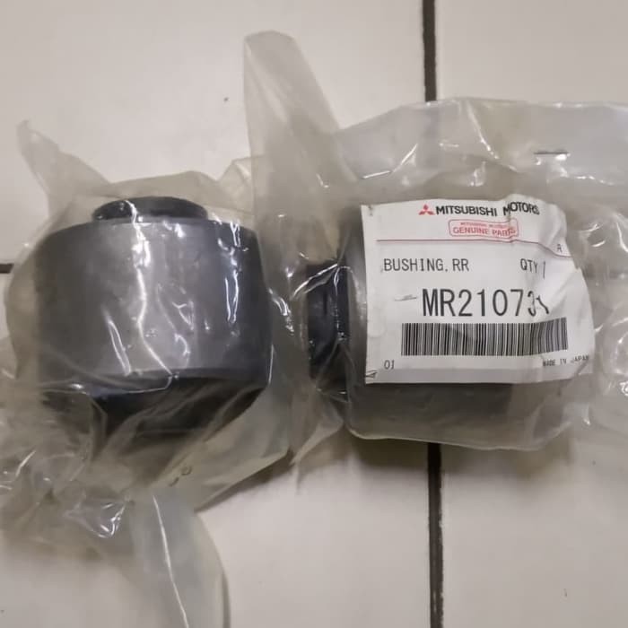 bushing arm belakang pajero sport mr210731