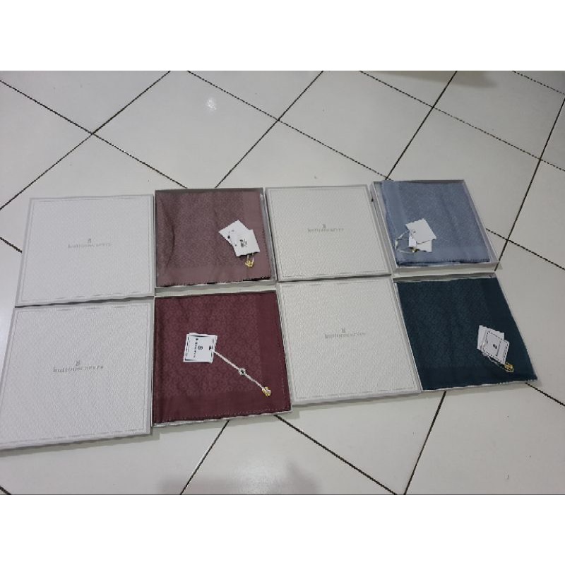 Buttonscarves Tapis Square Series