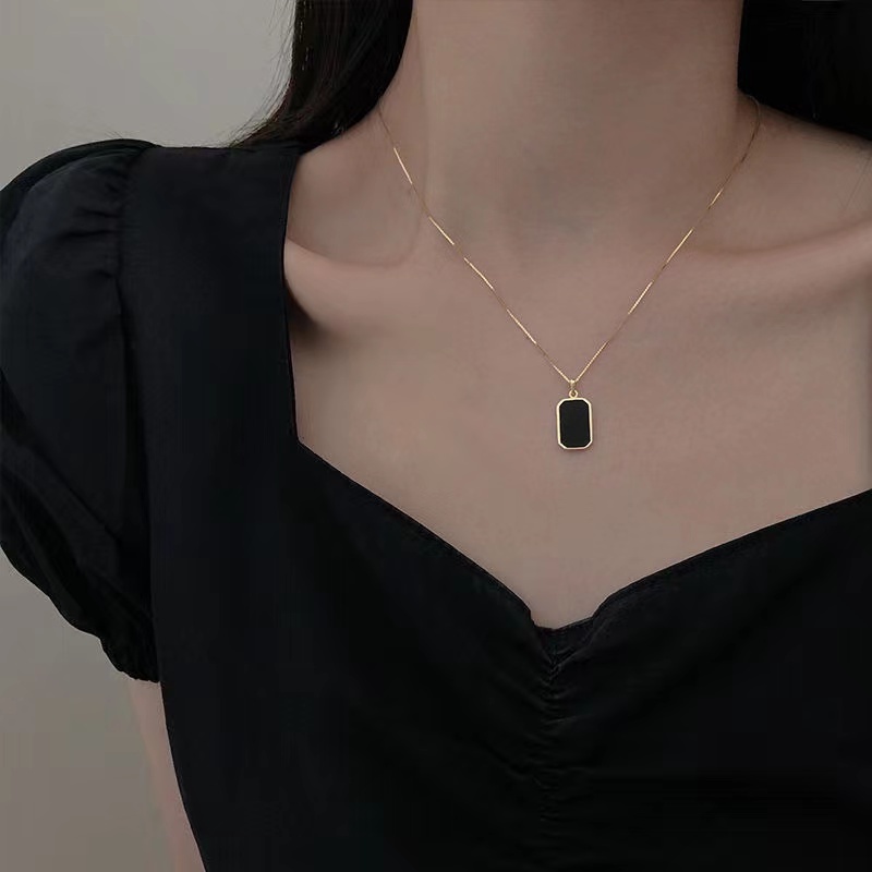 Kalung titanium Wanita Tidak Luntur Emas 18K Memakai Liontin Kotak Hitam Di Kedua Sisi