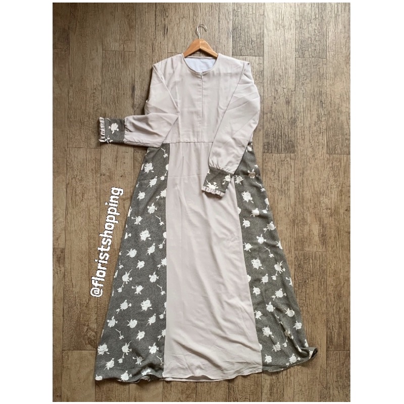 Gamis Motif Bunga Abu Abu Mewah