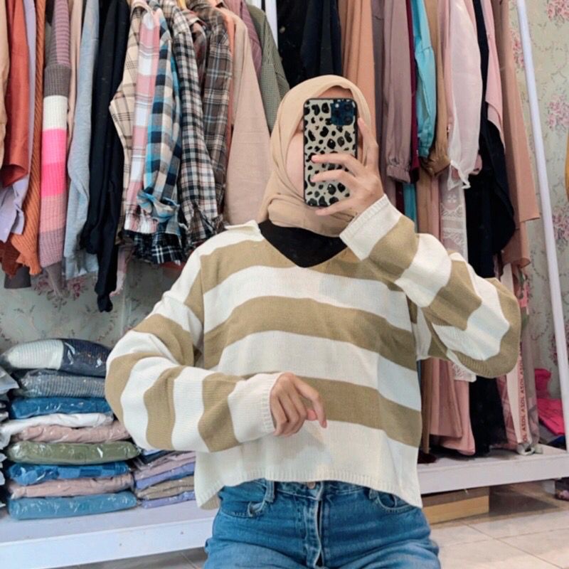 CROP RAJUT ALDA STRIP READY GARIS OVERSIZE | BLOUSE RAJUT MOTIF GARIS (RESTOCK SOON) CROP RAJUT ALDA STRIP READY GARIS OVERSIZE | BLOUSE RAJUT MOTIF GARIS (RESTOCK SOON)