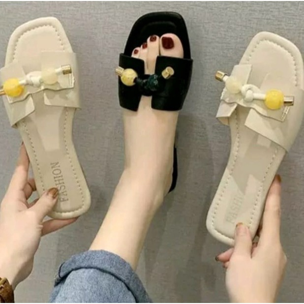 Sandal teplek wanita
